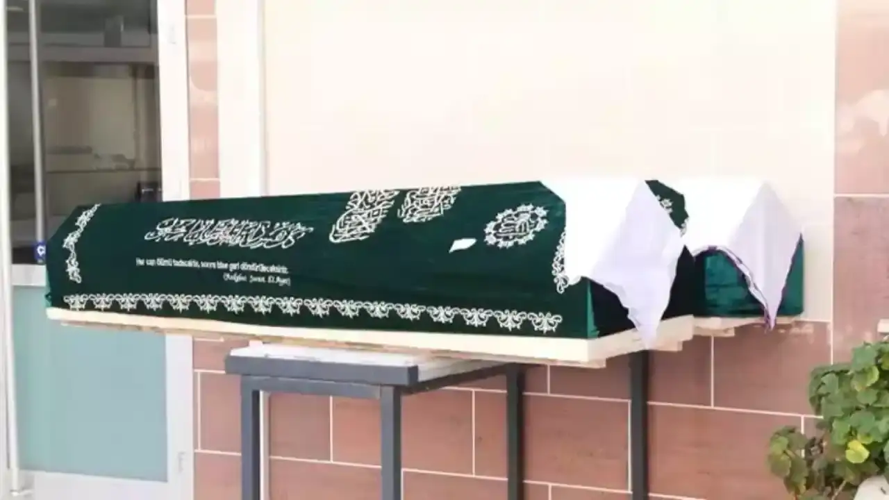 dokunmayin-feryadi-yukseldi-anne-kizin-tabutuna-kadinlar-el-verdi