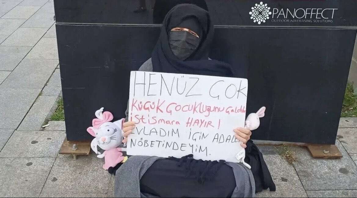 dokunmayin-feryadi-yukseldi-anne-kizin-tabutuna-kadinlar-el-verdi