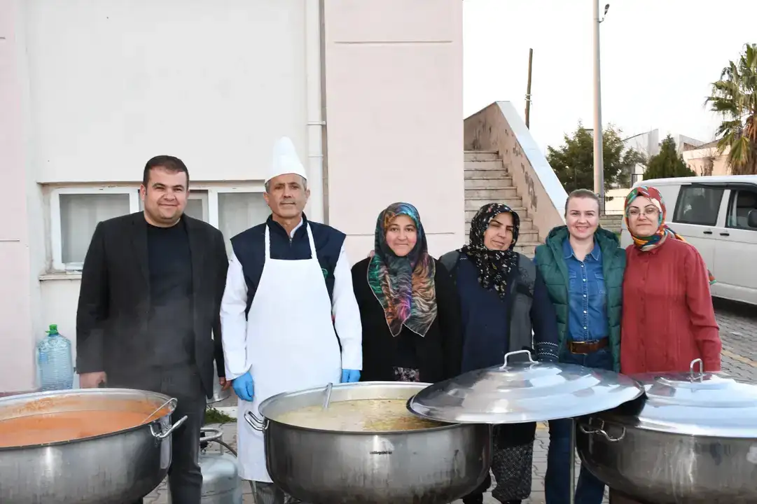 dosemealti-halil-akguz-anadolu-lisesinde-anlamli-iftar-fatma-nur-ogretmen-anildi