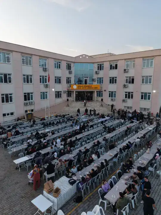 dosemealti-halil-akguz-anadolu-lisesinde-anlamli-iftar-fatma-nur-ogretmen-anildi