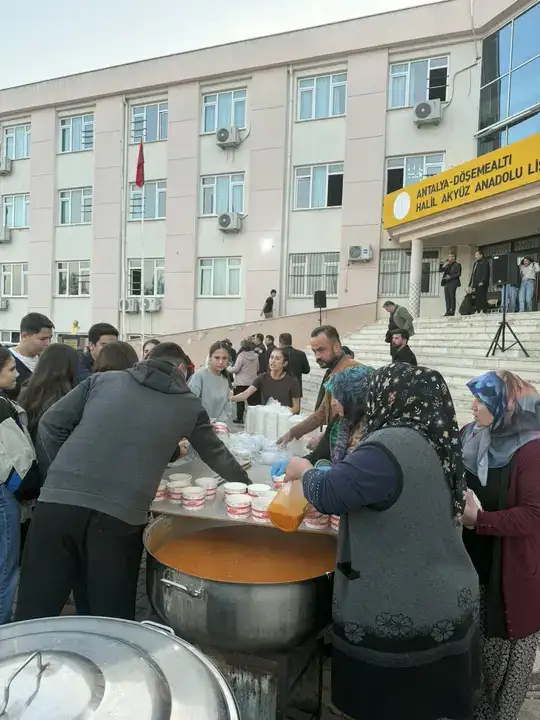 dosemealti-halil-akguz-anadolu-lisesinde-anlamli-iftar-fatma-nur-ogretmen-anildi