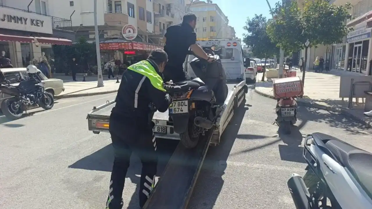 manavgatta-motosiklet-surucusu-plakayi-kapatti-cezasi-agir-oldu