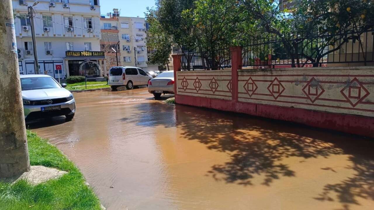 muratpasada-patlayan-su-borusu-sokaklari-gole-cevirdi