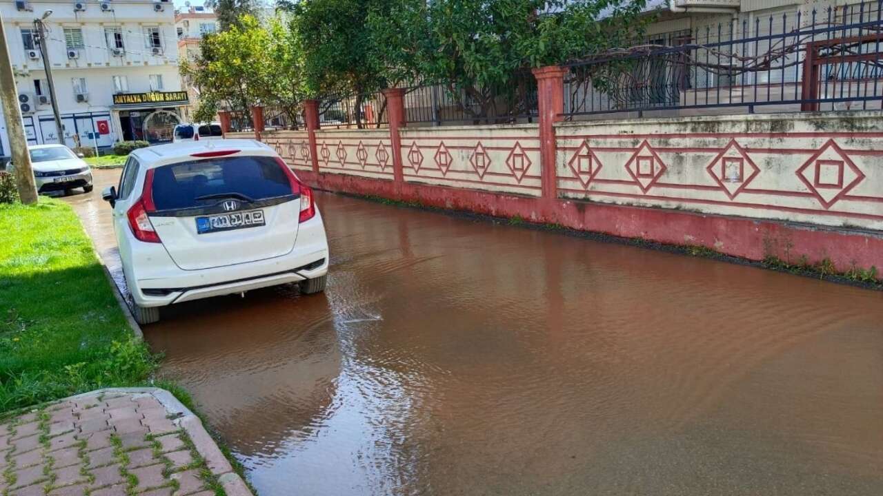 muratpasada-patlayan-su-borusu-sokaklari-gole-cevirdi