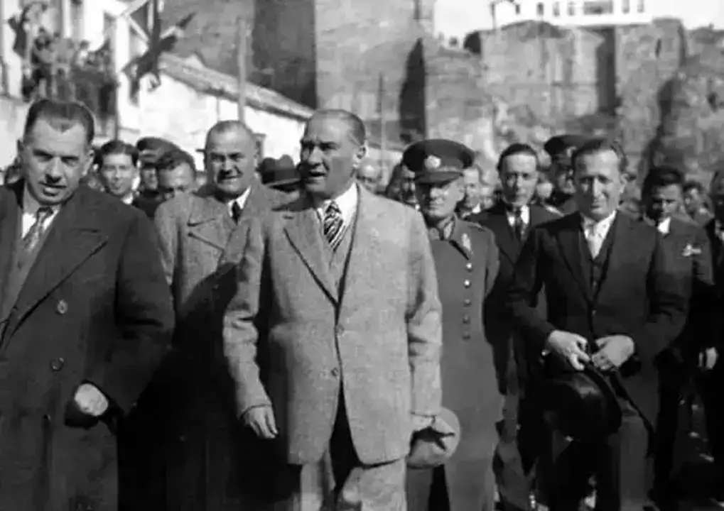 ataturk-o-sozu-soyleyeli-96-yil-oldu-antalyaya-gelisinin-yil-donumunde-buyuk-cosku