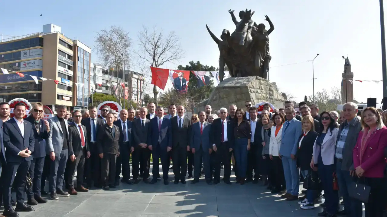 ataturkun-antalyaya-gelisinin-yildonumunde-chp-antalya-celenk-sundu