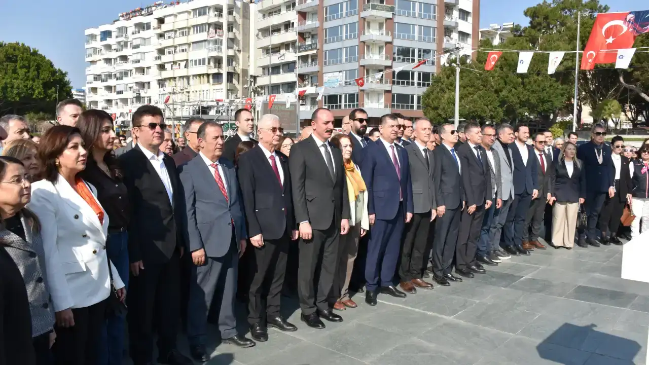 ataturkun-antalyaya-gelisinin-yildonumunde-chp-antalya-celenk-sundu