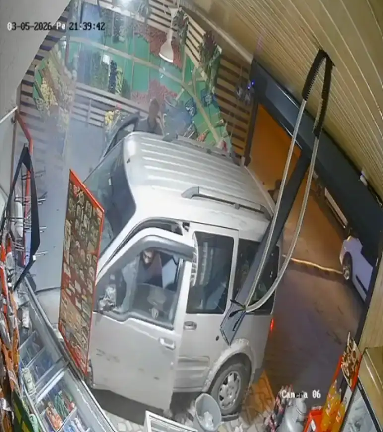 gazipasada-ehliyet-surucu-kaza-yapti-sonra-markete-daldi