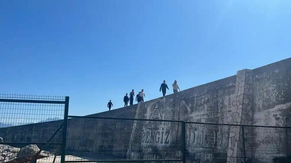 alanyada-korku-dolu-anlar-batan-balikci-teknesinden-3-kisi-son-anda-kurtuldu