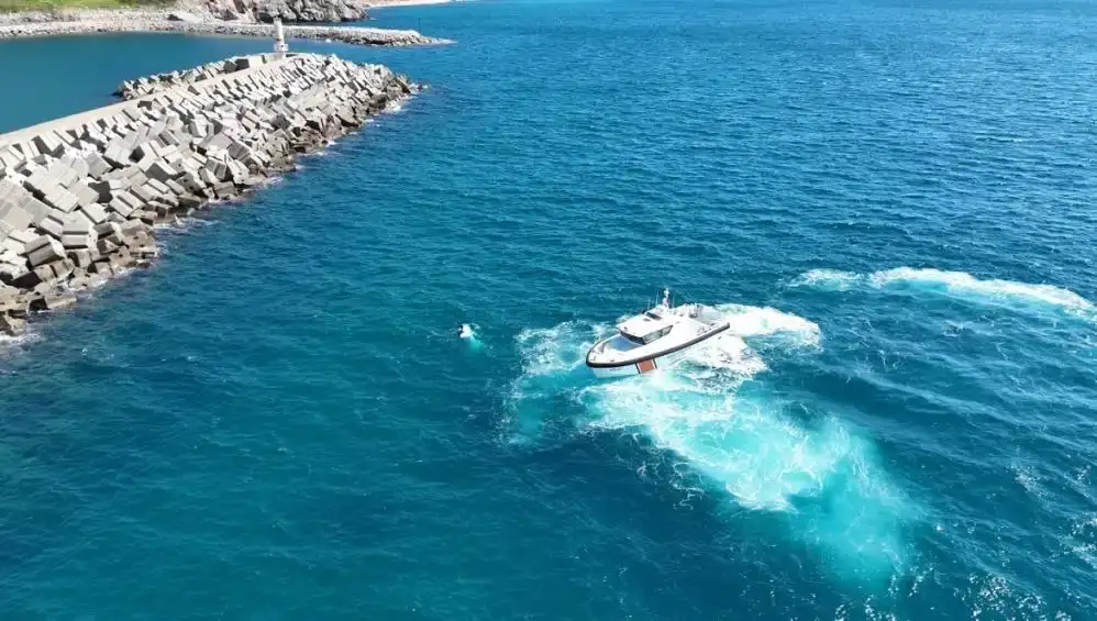 alanyada-korku-dolu-anlar-batan-balikci-teknesinden-3-kisi-son-anda-kurtuldu