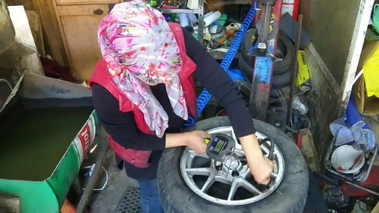 antalyada-lastik-tamirhanesinde-kadin-ustayi-gorenler-sasiriyor