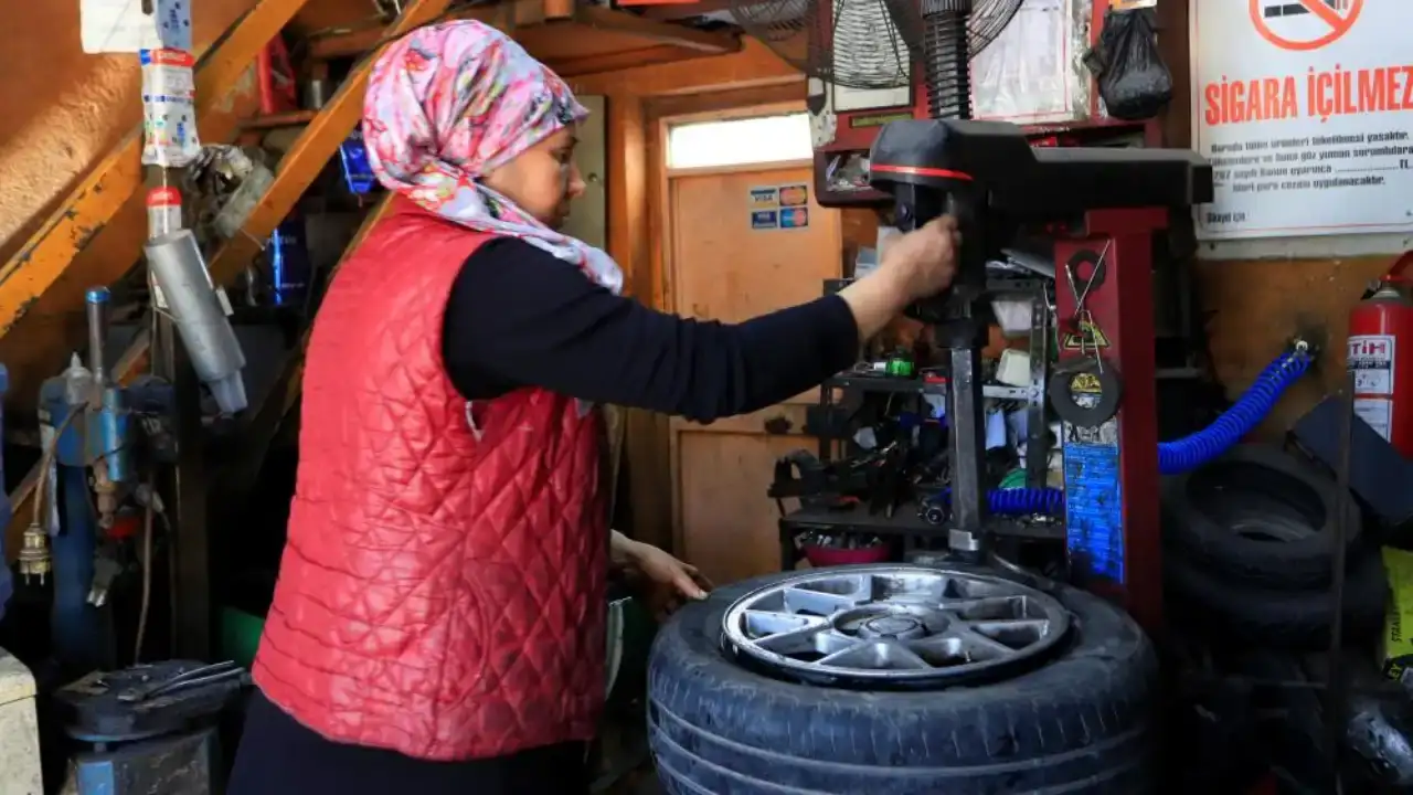 antalyada-lastik-tamirhanesinde-kadin-ustayi-gorenler-sasiriyor