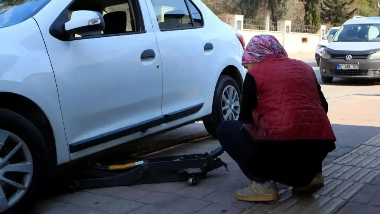 antalyada-lastik-tamirhanesinde-kadin-ustayi-gorenler-sasiriyor