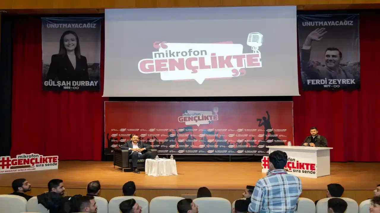 baskan-vekili-cicek-mikrofon-genclikte-programinin-ilk-konugu-oldu