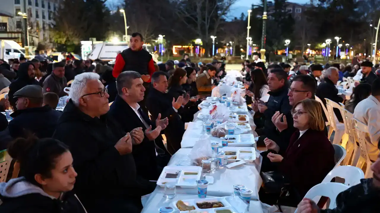 burdurda-bedeli-100-yil-once-odenen-anlamli-iftar-sofrasi