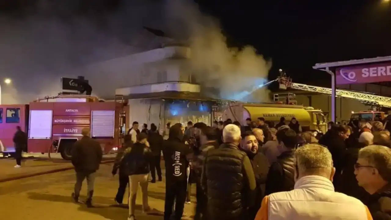 kemerde-korkutan-yangin-elektrik-malzemeleri-satan-dukkan-alevlere-teslim-oldu-3