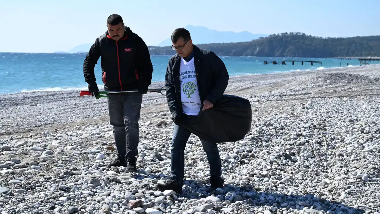 kemerin-camyuva-sahili-atiklardan-arindirildi