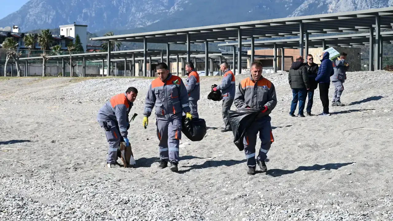 kemerin-camyuva-sahili-atiklardan-arindirildi