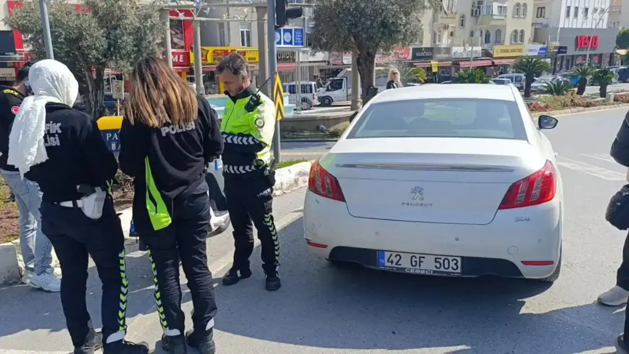 manavgatta-kirmizi-isikta-gecen-otomobil-motosiklette-carpti-ehliyetine-el-konuldu