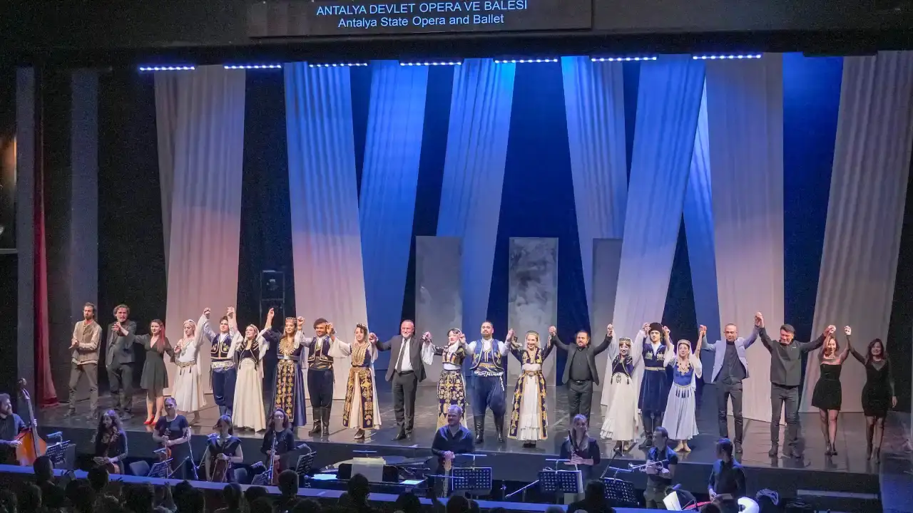 antalyada-gorkemli-promiyerde-nefes-can-buldu