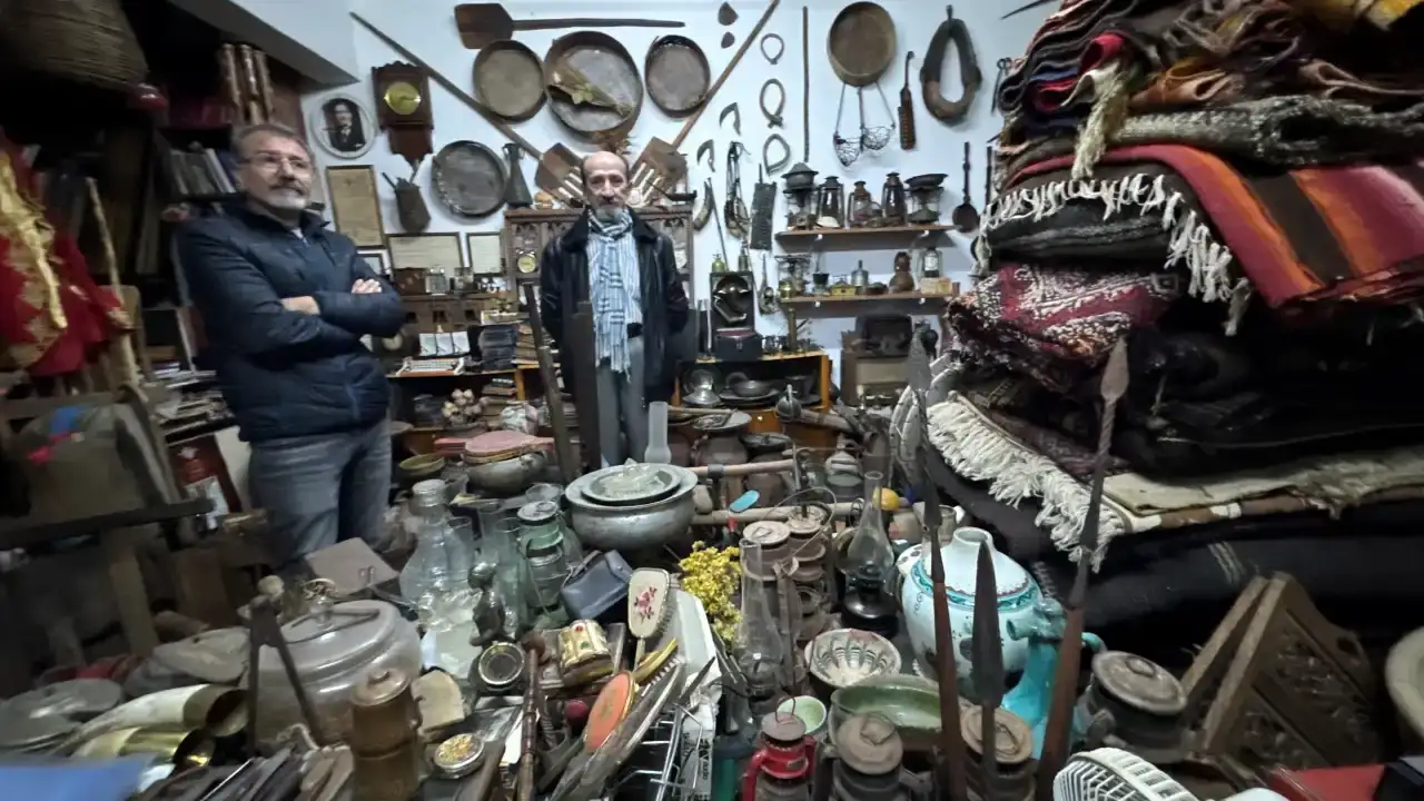 bir-biskuvi-kutusundan-15-bin-parcalik-tarihe