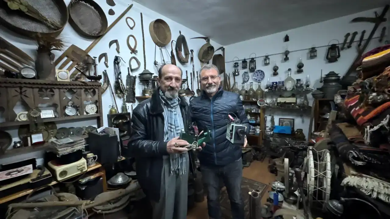 bir-biskuvi-kutusundan-15-bin-parcalik-tarihe