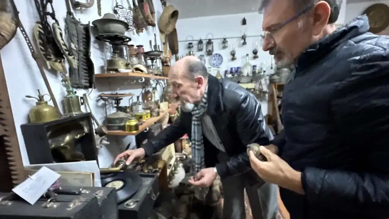 bir-biskuvi-kutusundan-15-bin-parcalik-tarihe