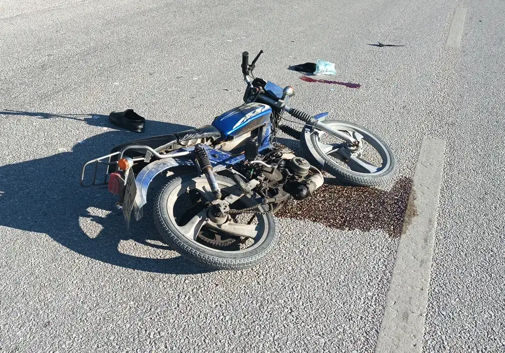 burdurda-cevik-kuvvet-araciyla-carpisan-motosikletli-yaralandi