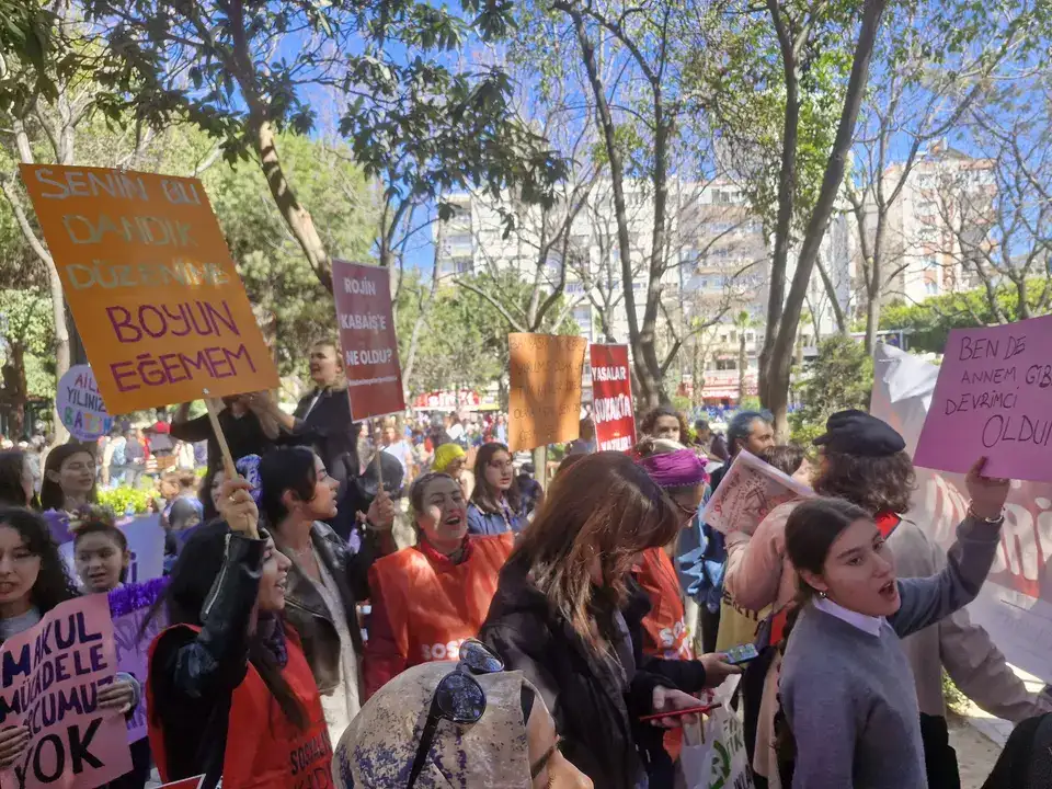 gecen-yil-turk-bayragi-bu-yil-pankart-antalyadaki-8-mart-yuruyusunde-sac-orgusu-gerilimi