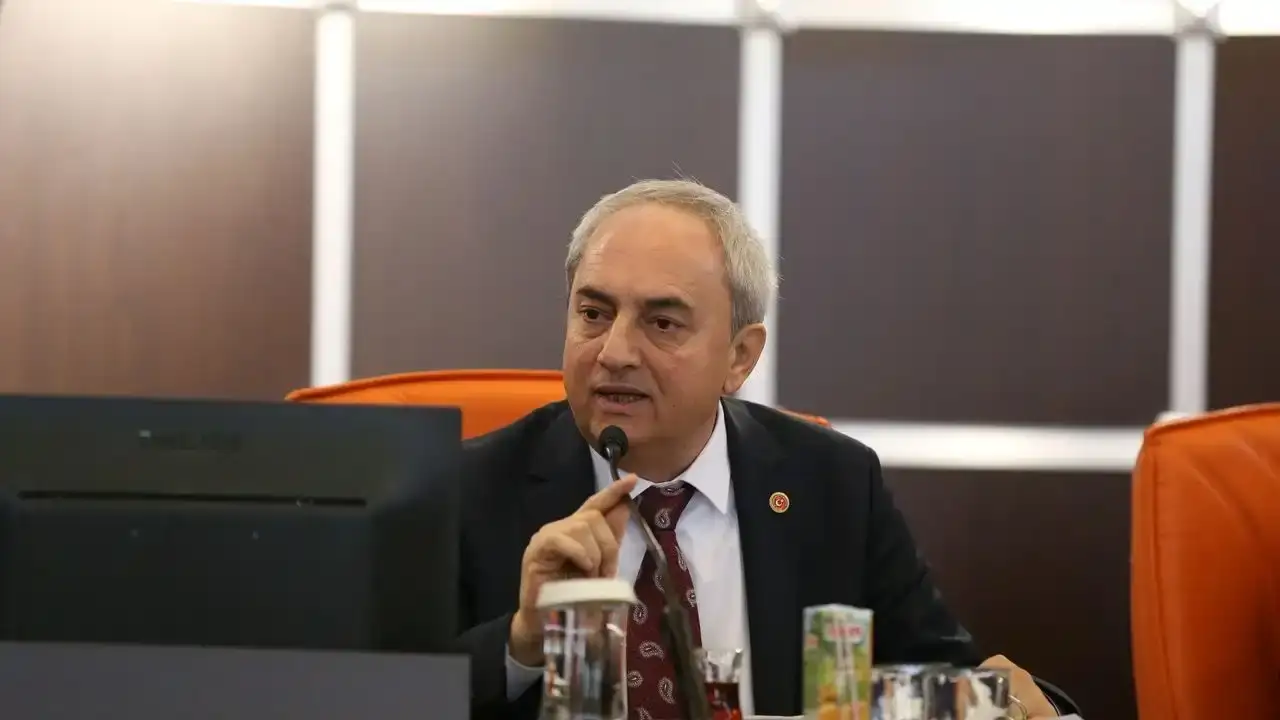 antalya-buyuksehir-meclisinde-tansiyon-yukseldi-ozdemir-ile-kocagoz-arasinda-gerilim