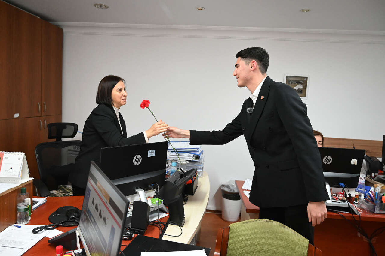 kemer-belediyesinden-kadin-calisanlara-karanfil-surprizi