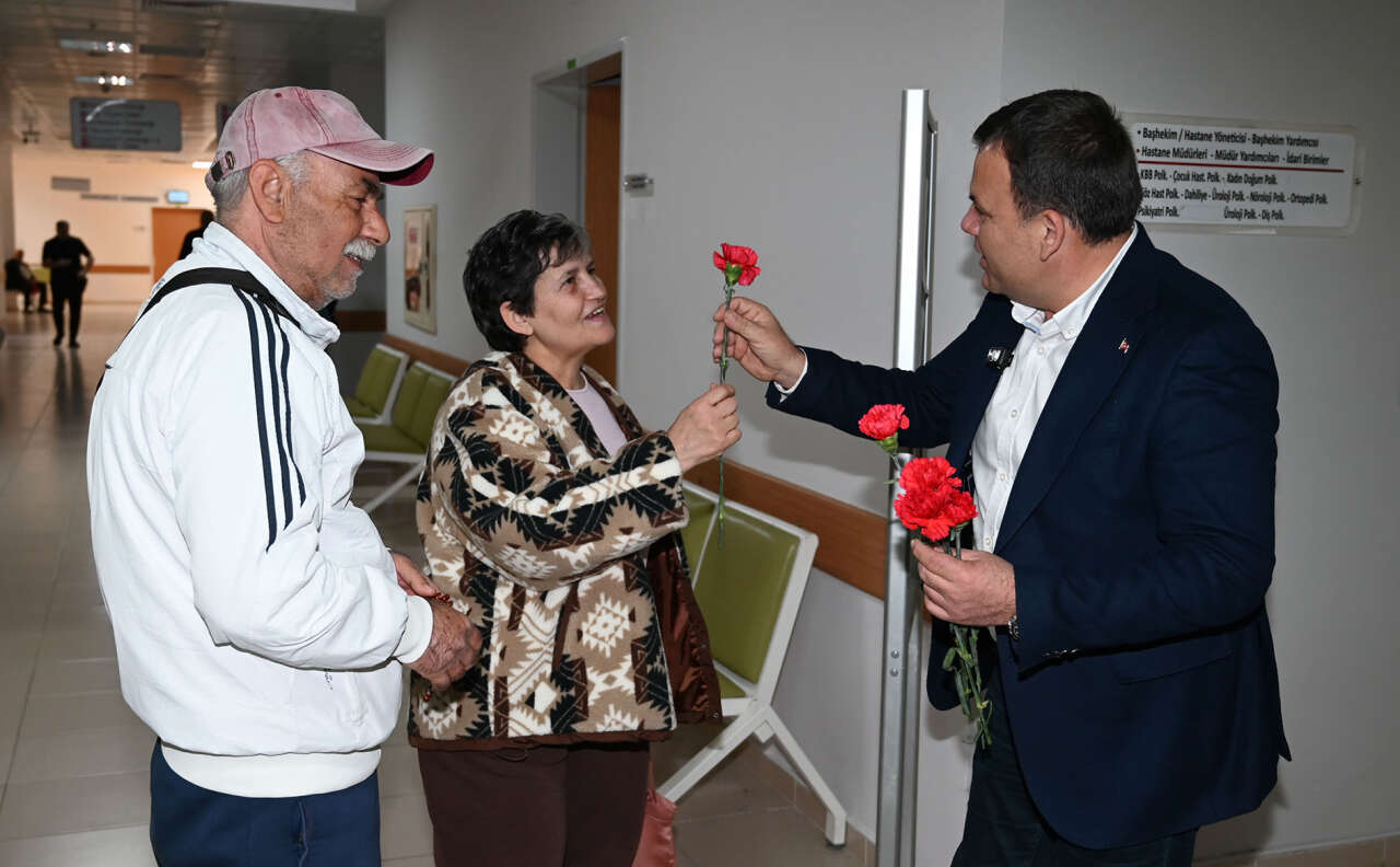 kemer-belediyesinden-kadin-calisanlara-karanfil-surprizi