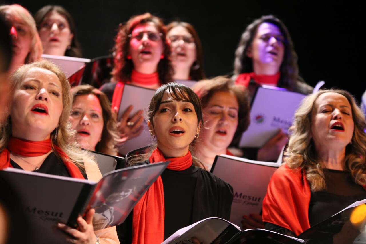 kepezde-8-mart-yankisi-kadinlarin-sesi-genclerin-ezgileriyle-bulustu