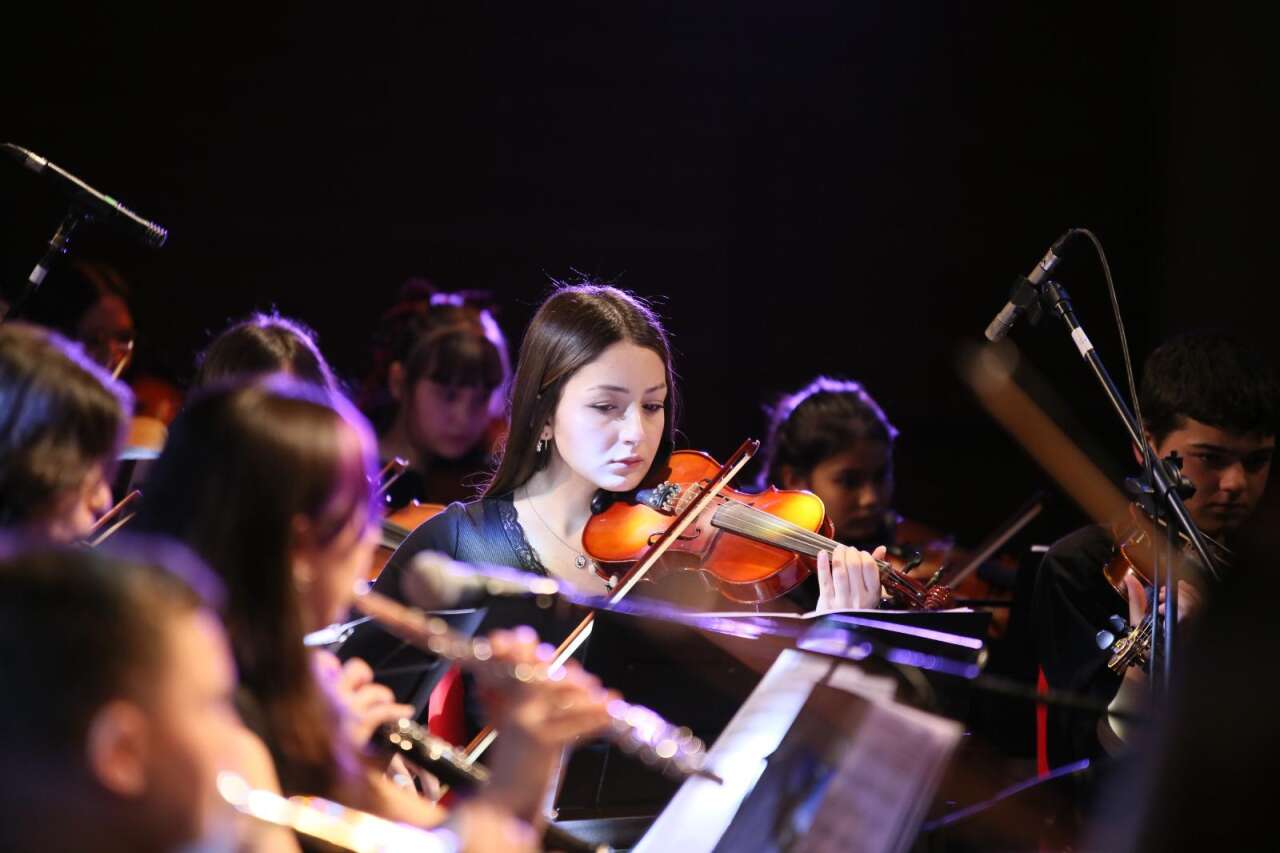 kepezde-8-mart-yankisi-kadinlarin-sesi-genclerin-ezgileriyle-bulustu