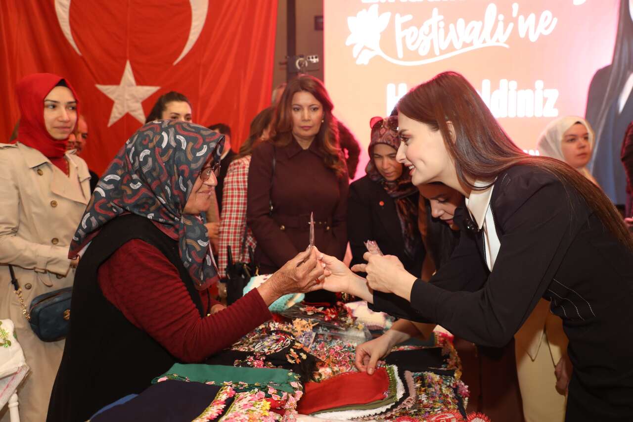 korkutelinde-festival-coskusu-kadinlarin-el-nuru-kazanca-donusuyor