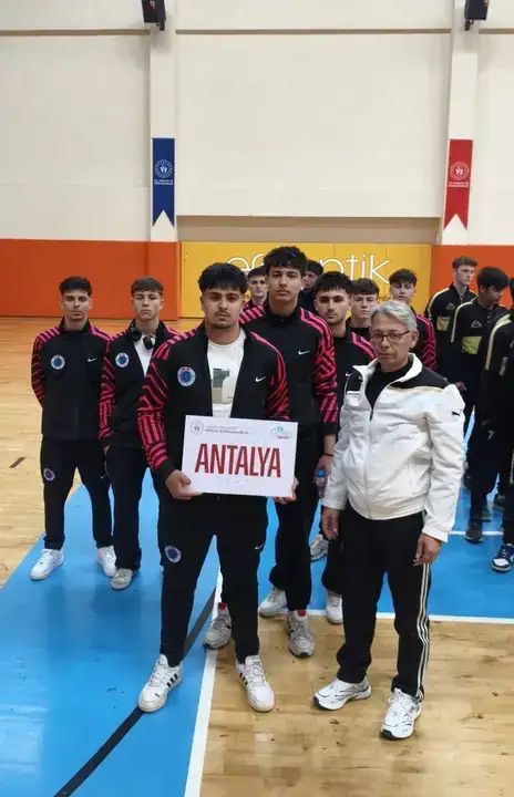 serik-yunus-emre-anadolu-lisesi-turkiye-yari-finallerinde