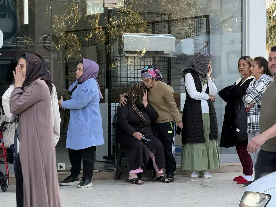 alanyada-yangin-mahalleyi-sokaga-doktu