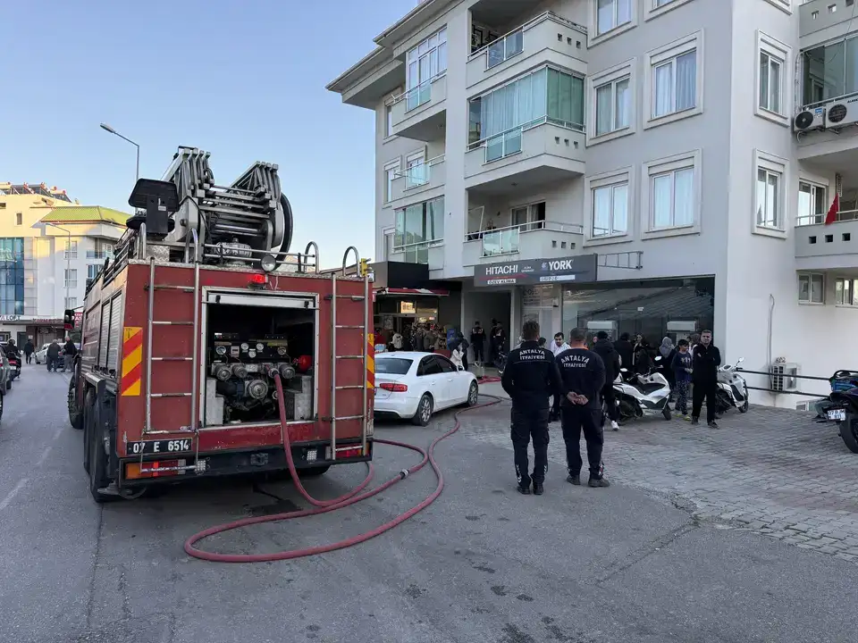 alanyada-yangin-mahalleyi-sokaga-doktu