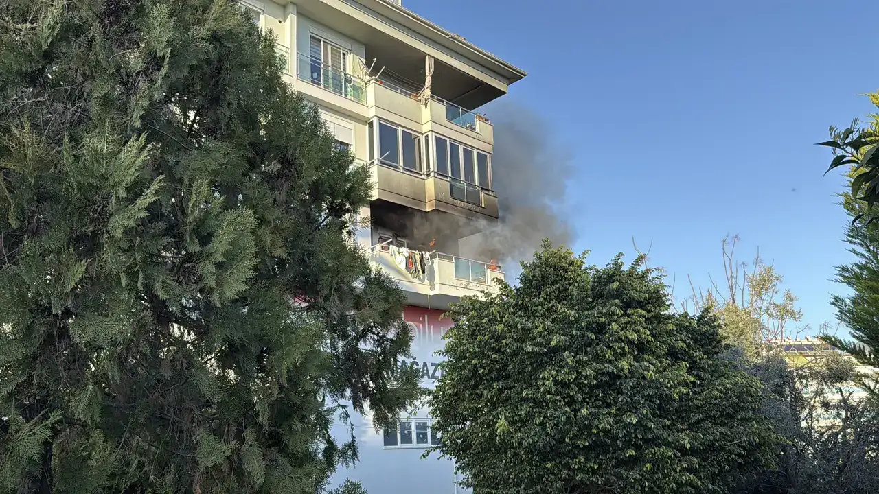 alanyada-yangin-mahalleyi-sokaga-doktu