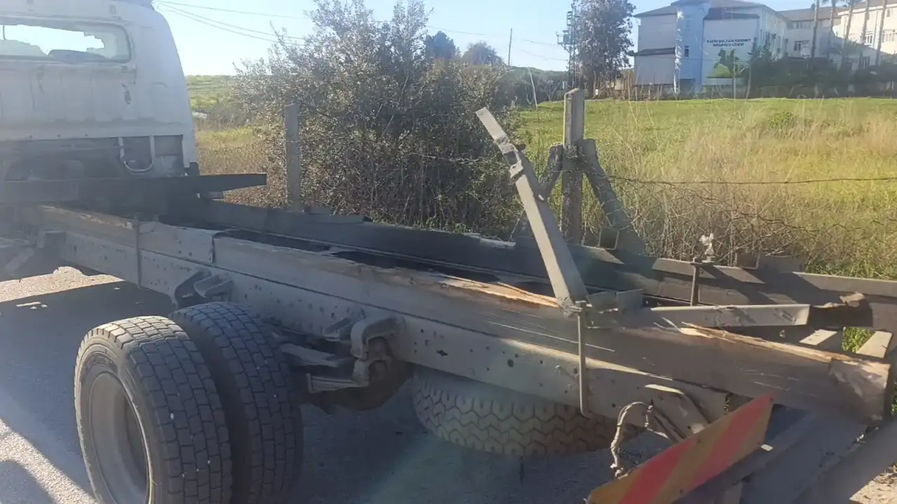 manavgatta-muz-yuklu-kamyonun-kasasi-yola-savruldu