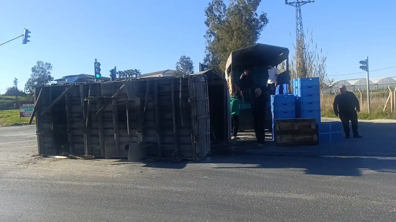 manavgatta-muz-yuklu-kamyonun-kasasi-yola-savruldu