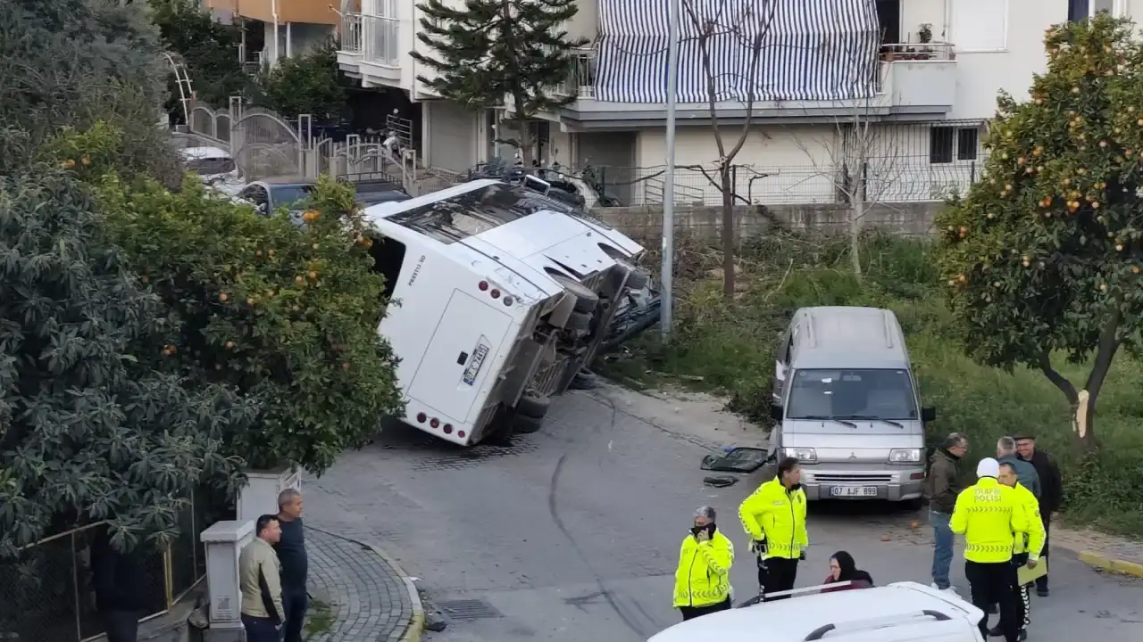 manavgatta-ters-yone-giren-minibus-araclarin-uzerine-devrildi