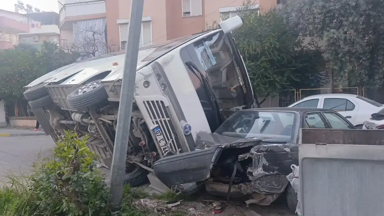 manavgatta-ters-yone-giren-minibus-araclarin-uzerine-devrildi