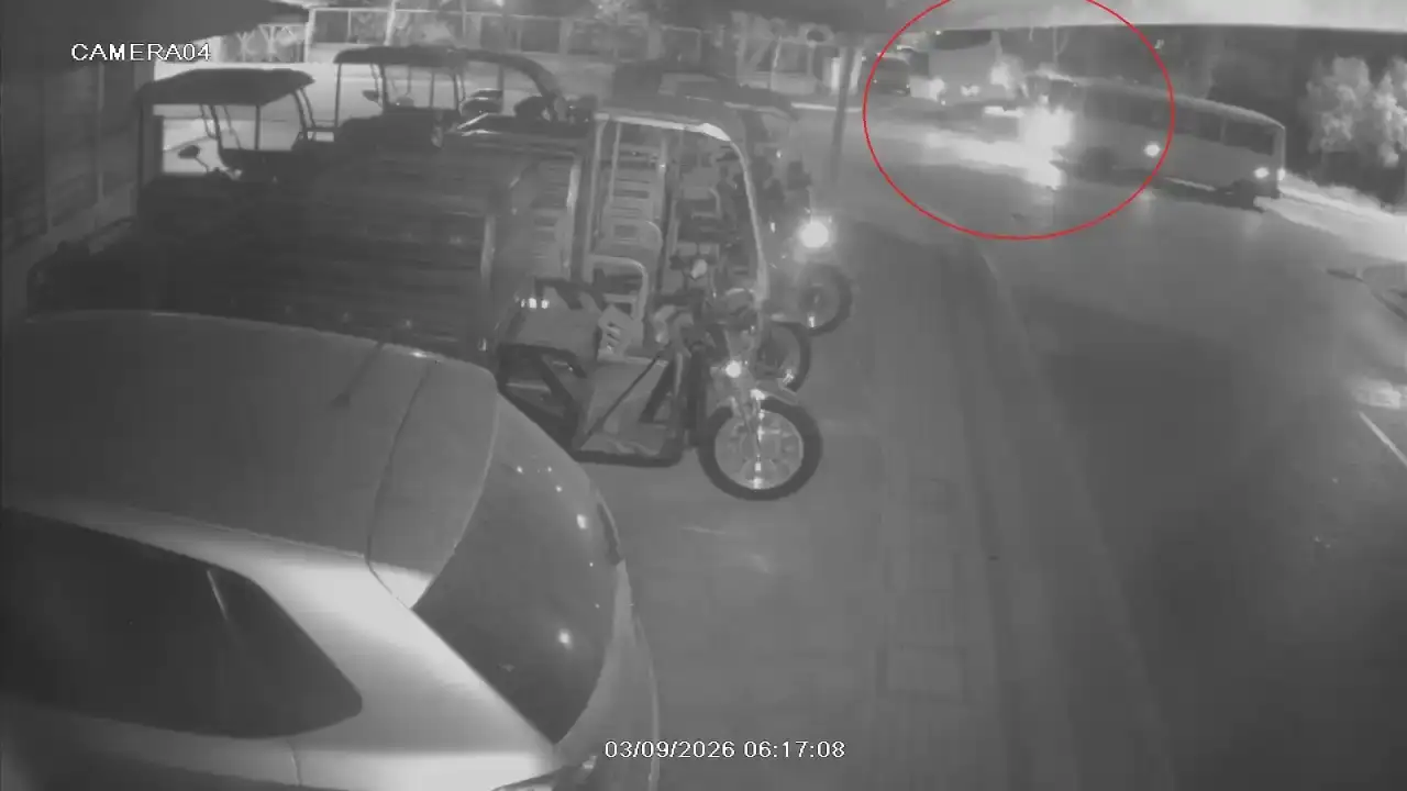 manavgatta-ters-yone-giren-minibus-araclarin-uzerine-devrildi