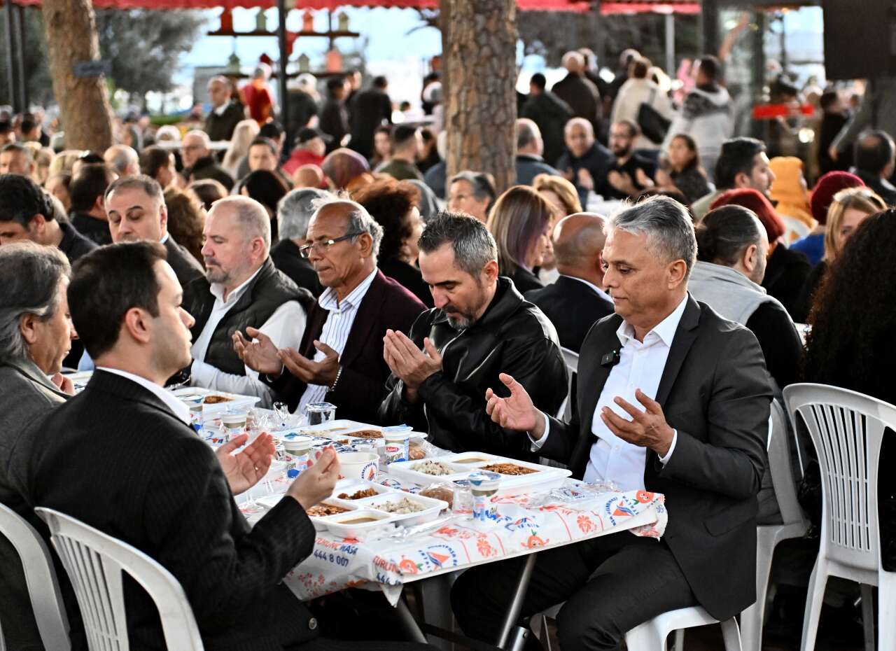 antalyada-dev-iftar-sofrasi-2-bin-kisi-ayni-sofrada-bulustu