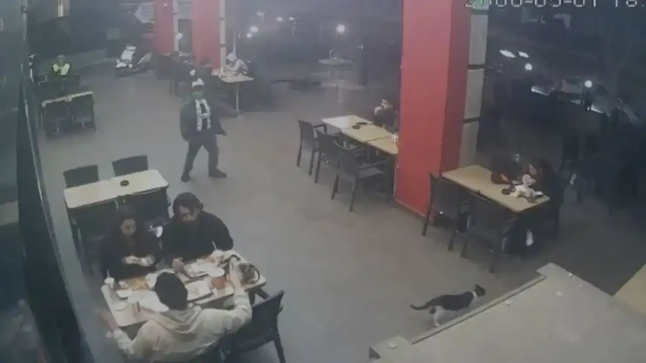 antalyada-restoranda-akran-zorbaligi-baba-yilmaz-isyan-etti