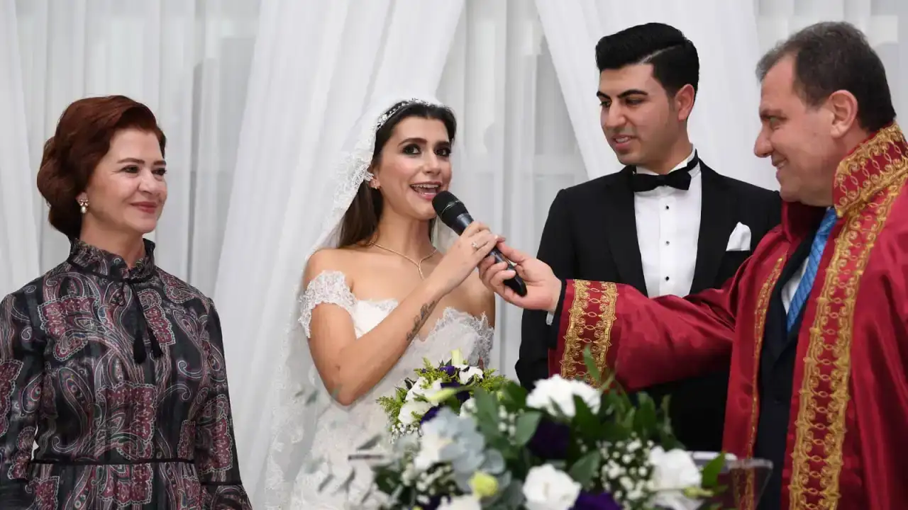 mersin-buyuksehir-belediyesine-operasyon-polis-ekipleri-aramalar-yapiyor