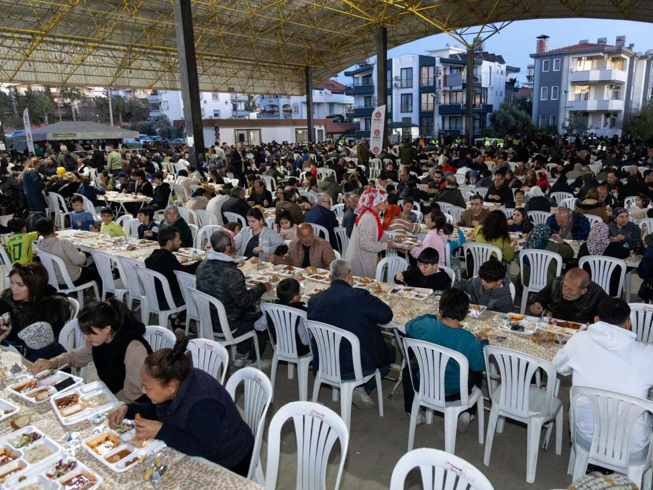 sidede-binlerce-kisi-ayni-sofrada-bulustu