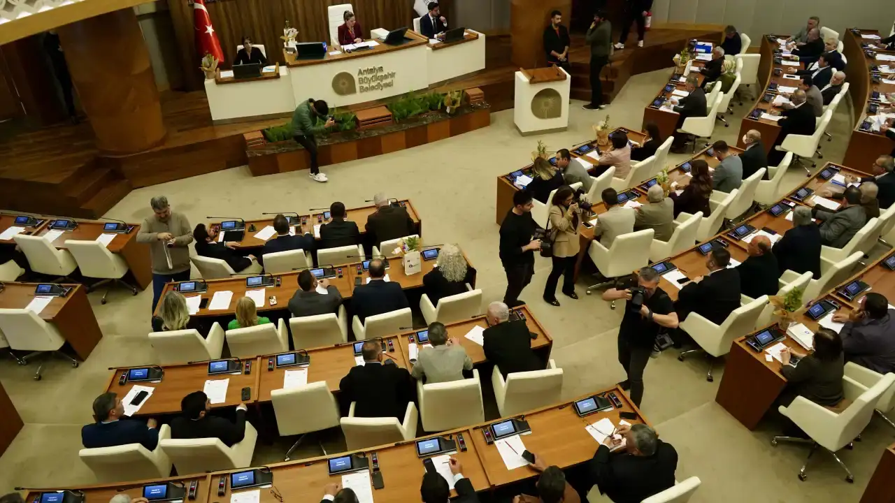 antalya-buyuksehirde-dikkat-ceken-teklif-bocekin-kurdugu-daire-baskanligi-kaldiriliyor-mu