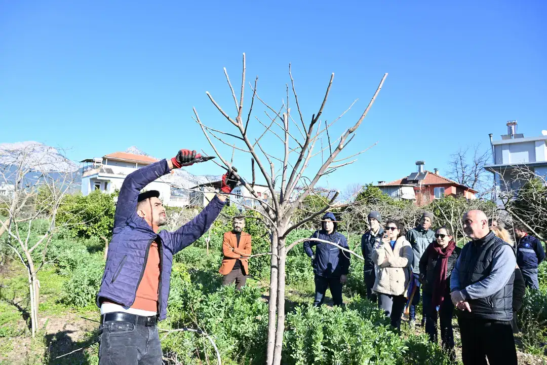 antalyada-bahceler-profesyonel-ellere-emanet-atasemden-uygulamali-egitim